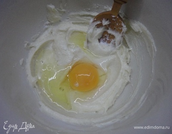 Мягкое сливочное масло с помощью ложки перетираем с сахарной пудрой и ванильным сахаром. Добавляем яйцо и тщательно перемешиваем.