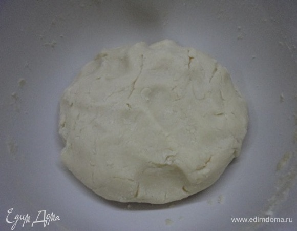 Муку смешиваем с разрыхлителем и солью и добавляем к масляной смеси. Быстро вымешиваем мягкое тесто и убираем в холодильник на один час.