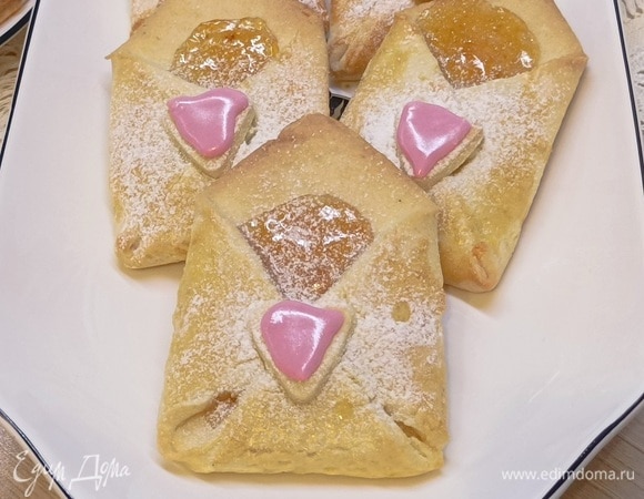 Остывшее печенье посыпаем сахарной пудрой, а сердечки покрываем розовой или красной ягодной глазурью. Можно отправлять сладкие послания! Уютного праздничного вечера всем в кругу любимых!