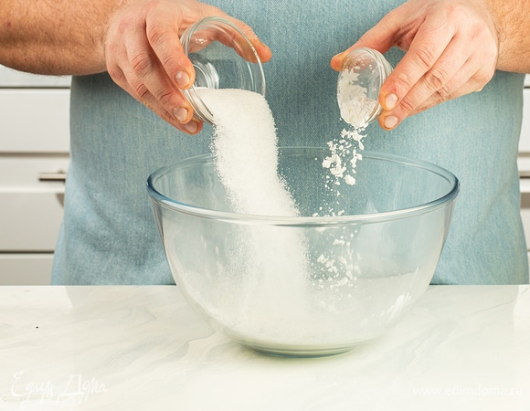 Подготовьте начинку. Для этого смешайте в миске крахмал со второй половиной сахара.