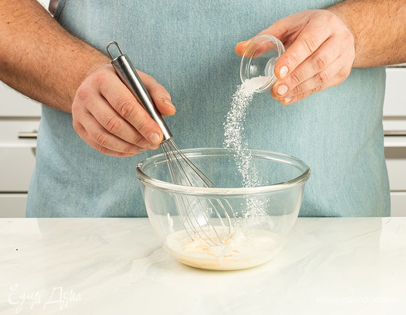 В отдельной емкости взбейте куриные яйца со сметаной и щепоткой соли.