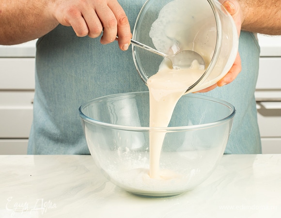 Соедините со смесью крахмала и сахара, добавьте ванилин, все хорошо перемешайте.
