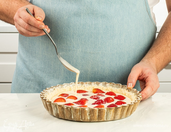 Сверху на слой теста вылейте сметанную массу.