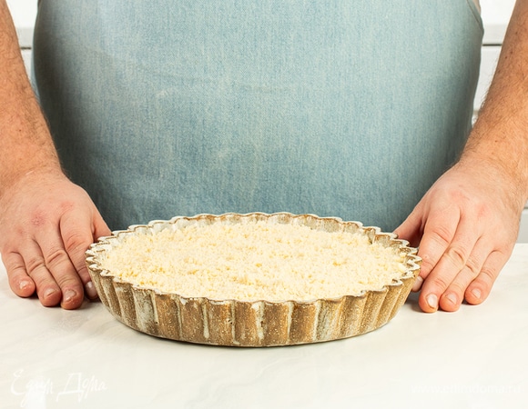 Накройте ягоды слоем теста.