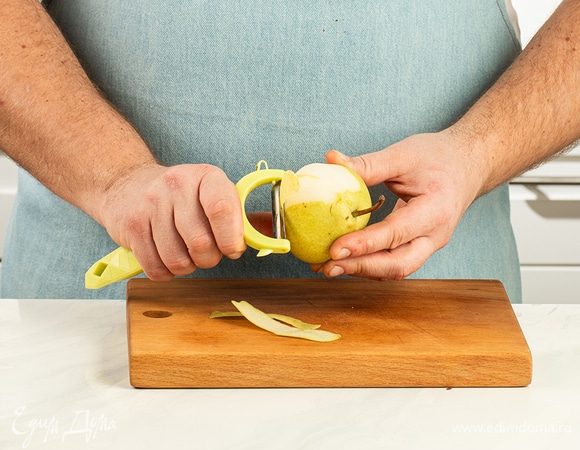 Груши освободите от кожуры с помощью овощечистки, оставив хвостик.