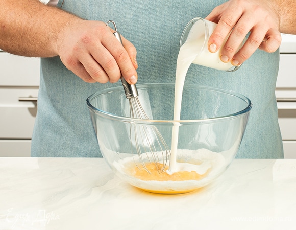 Добавьте йогурт и аккуратно перемешайте.