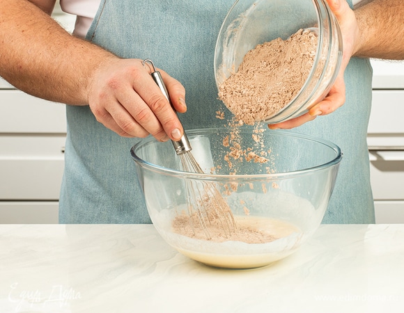 Поэтапно введите в смесь муку.