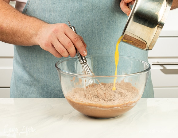 Добавьте растопленный маргарин «Пышка». Следите, чтобы тесто оставалось воздушным. По консистенции оно должно получиться, как густая сметана.