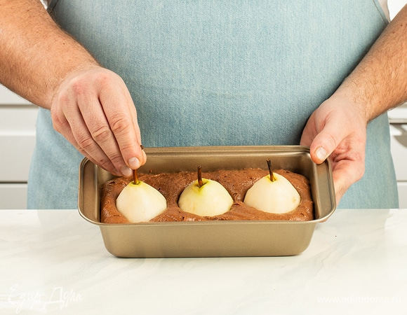 Выложите половину шоколадного теста в форму для выпечки. Поставьте груши и распределите оставшуюся часть теста. Выпекайте 40 минут при 180°С.