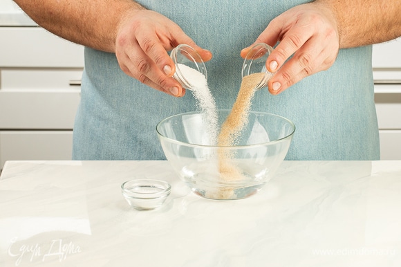 Для теста разведите дрожжи в теплой воде, добавьте 2 щепотки сахара и соль, перемешайте и оставьте до образования пышной пены.