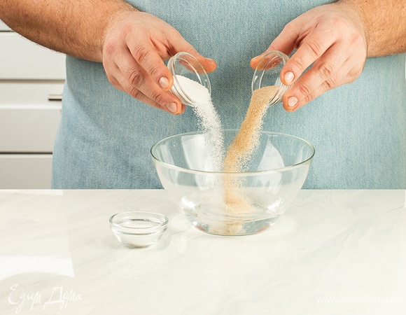 Для теста разведите дрожжи в теплой воде, добавьте 2 щепотки сахара и соль, перемешайте и оставьте до образования пышной пены.