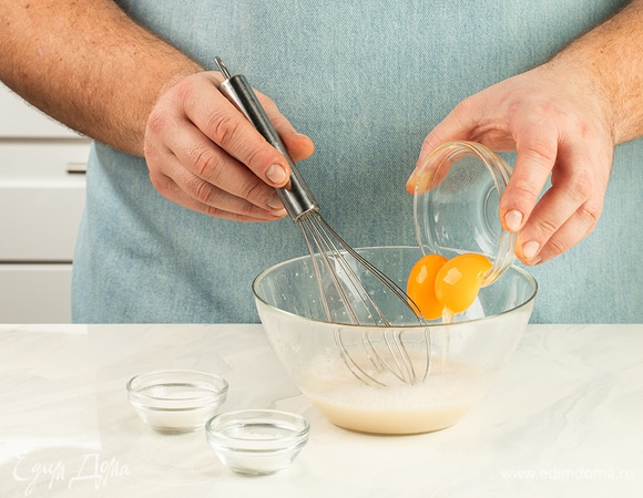 Когда дрожжи дадут обильную пену, добавьте в них яичные желтки, оставшийся сахар и соль. Аккуратно перемешайте до однородности.