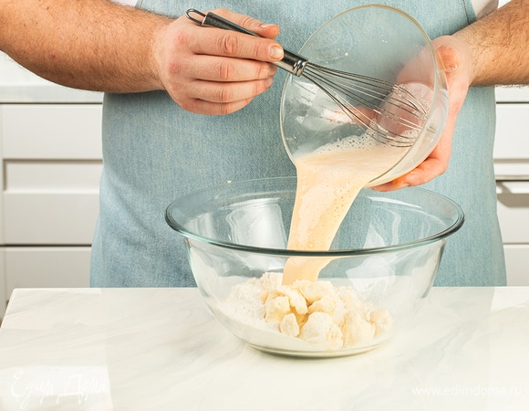 Соедините дрожжевую смесь с крошкой из муки и маргарина «Пышка» и быстро замешайте однородное тесто. Оберните тесто пищевой пленкой и уберите в холодильник на 30–40 минут.