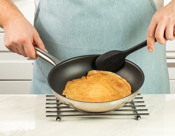 Приготовьте блины из указанных ингредиентов.