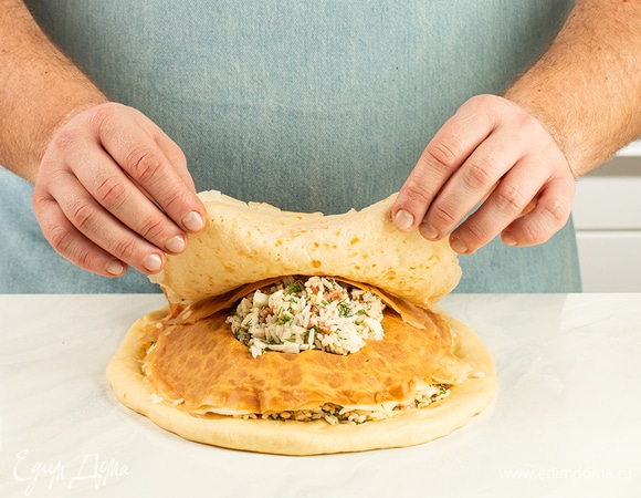 Выложите на один пласт начинку из риса и форели, отделяя каждый слой блинами.