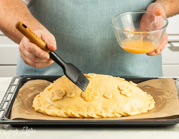 Смажьте кулебяку взбитым яйцом и отправьте в духовку на 30 минут.