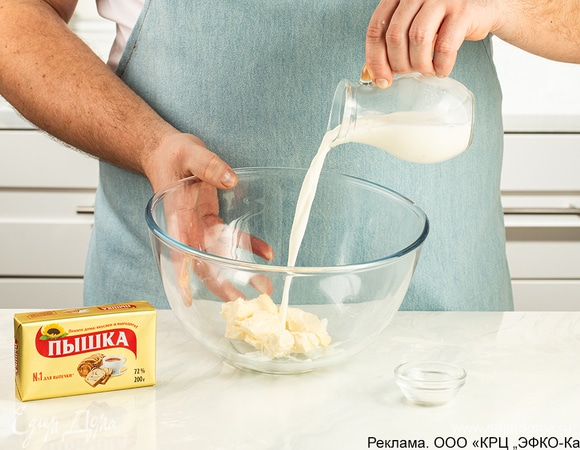 Сначала приготовьте тесто. Для этого слегка подогрейте молоко и соедините его с размягченным маргарином «Пышка», добавьте соль, сахар.