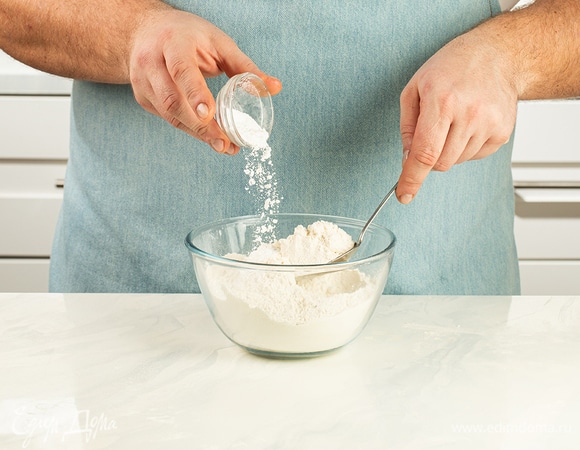 Смешайте пшеничную муку и разрыхлитель.