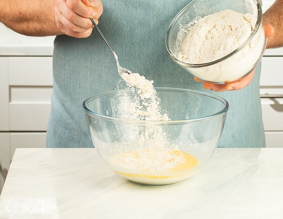 Добавьте муку в молочную смесь. Замесите мягкое тесто, соберите в миску и поставьте в холодильник.