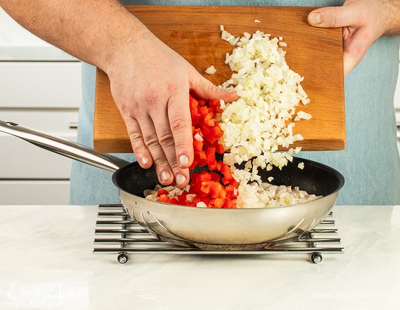 Куриную грудку нарежьте кубиками, обжарьте на сковороде с растительным маслом. Нарежьте болгарский перец, лук, добавьте к курице, томите еще пару минут.