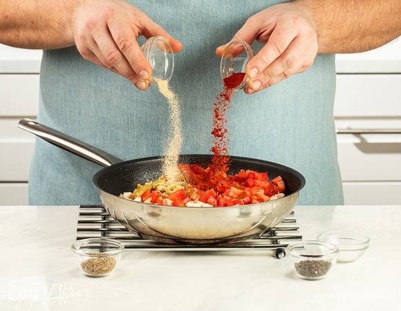 Добавьте пряности, посолите, поперчите. Тушите на медленном огне около 10 минут. Остудите начинку.