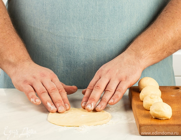Обомните тесто, разделите на шарики. Каждый шарик раскатайте в круг.