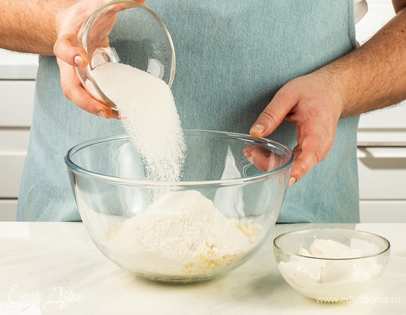 Просейте муку к маргарину. Туда же положите сметану, сахар и разрыхлитель, щепотку соли.
