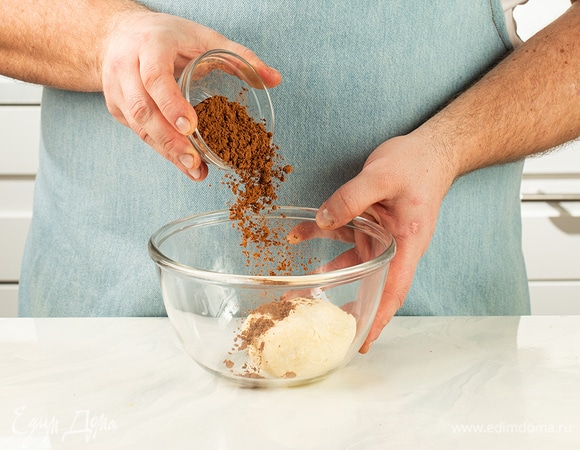 Хорошо вымесите тесто руками, оно должно получиться мягким, но плотным. Отделите треть, добавьте просеянный какао-порошок и замесите шоколадное тесто.