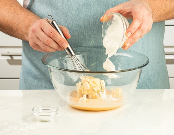Яйца слегка взбейте. Соедините их с маргарином «‎Пышка», добавьте дрожжи, сахар, сметану и немного соли.
