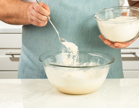 Всыпьте просеянную муку. Перемешайте, пока тесто не станет плотным и однородным. Накройте его пищевой пленкой. Отправьте в холодильник на 30 минут.