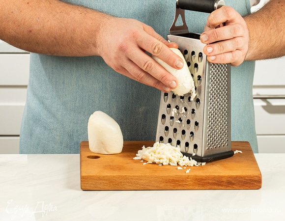 Сыр натрите на терке.