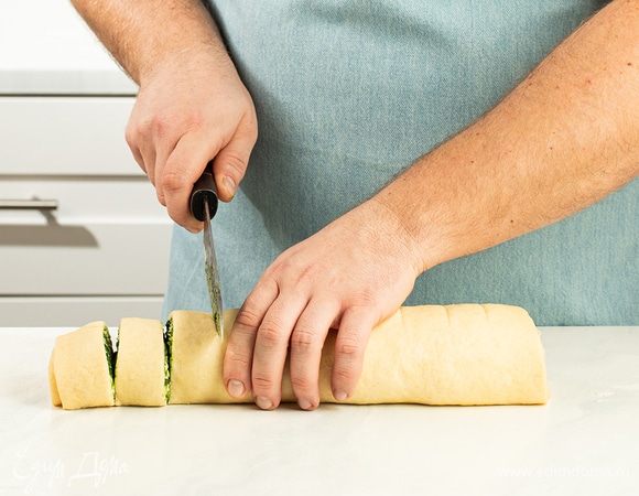 Плотно сверните тесто в рулет, затем разделите его поперек на «шайбы» толщиной около 3 см.