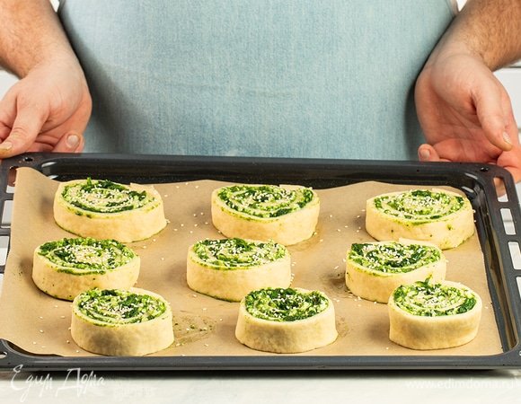 Выложите заготовки на застеленный противень и оставьте на расстойку на 20 минут. Посыпьте булочки кунжутом и выпекайте 15–20 минут при 180°С.