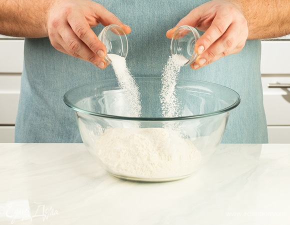 Просейте муку и смешайте ее с сахаром и солью.