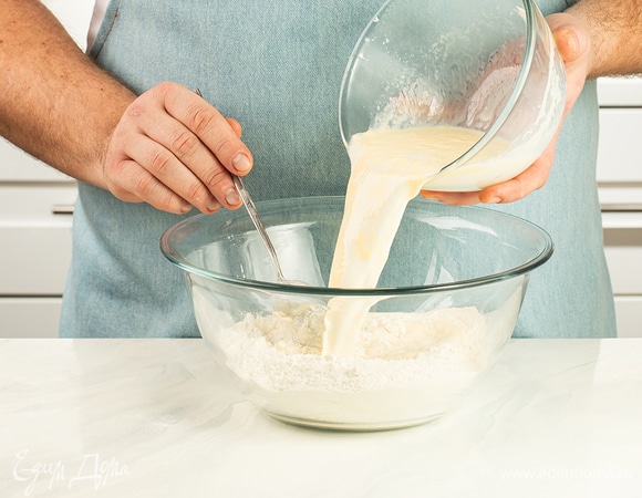 Перелейте смесь в муку со специями и замесите упругое тесто. Уберите его в холодильник на 5–10 минут.