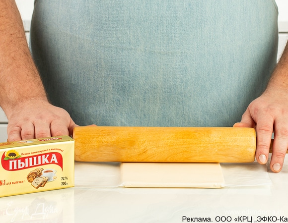 Оставшиеся 200 г маргарина «Пышка» поместите между двумя листами пергамента и раскатайте в тонкий пласт. Уберите заготовку в холодильник.