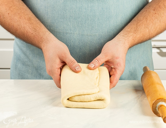 Снова посыпьте рабочую поверхность мукой, раскатайте тесто в пласт толщиной 5 мм и опять сложите втрое. Уберите в холодильник на 10 минут, повторите этот шаг еще 3 раза. Не забудьте давать тесту отдохнуть в холоде перед каждой новой раскаткой. Оставьте заготовку в холодильнике на все время приготовления начинки.