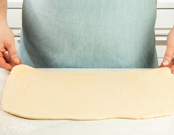 Отдохнувшее тесто разделите на три равные части. Одну из частей сразу уберите в холодильник.