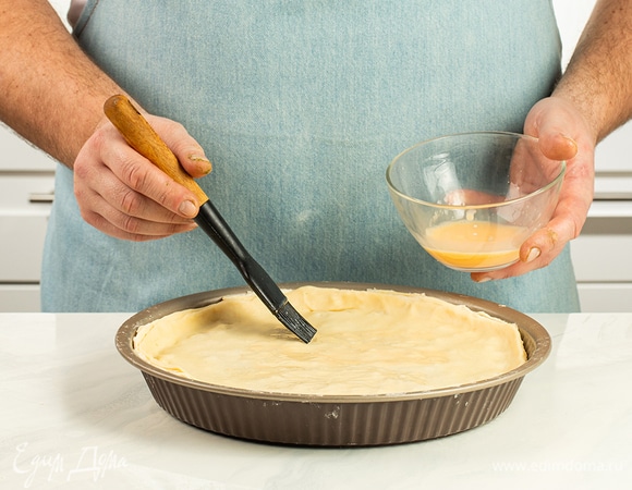Взбейте яйца для смазывания теста и нанесите половину смеси на пирог.