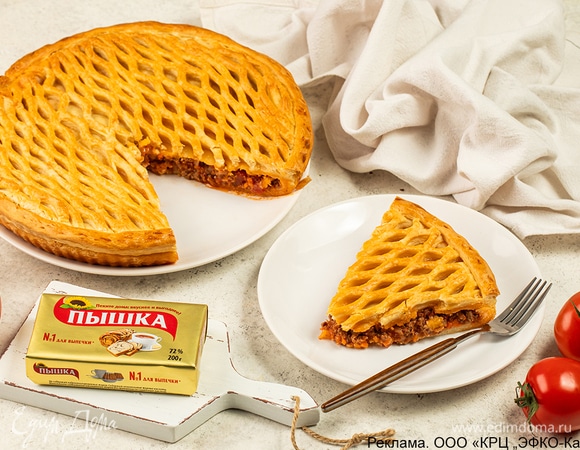 Выпекайте до румяной корочки в течение 30 минут. Готовый пирог подавайте еще горячим.