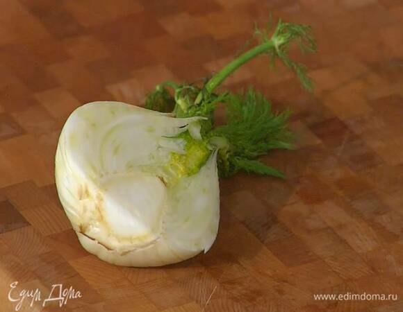 Фенхель нарезать тонкими ломтиками.