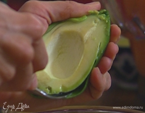 Авокадо почистить и, удалив косточку, нарезать небольшими кусочками.