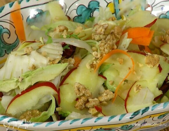 Салатные листья выложить в глубокую салатницу, добавить нарезанные огурец, морковь, фенхель, авокадо и яблоко, посыпать все поломанными руками орехами.