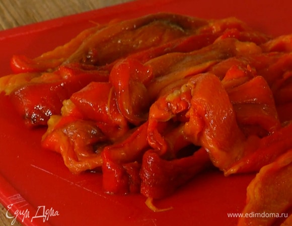 Сладкий перец, удалив плодоножку с семенами, завернуть в фольгу и запекать в разогретой духовке 30–40 минут, затем снять кожицу и нарезать полосками.