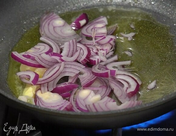 Красный лук почистить и нарезать полукольцами, затем разогреть в сковороде сливочное и растительное масло и обжарить лук.