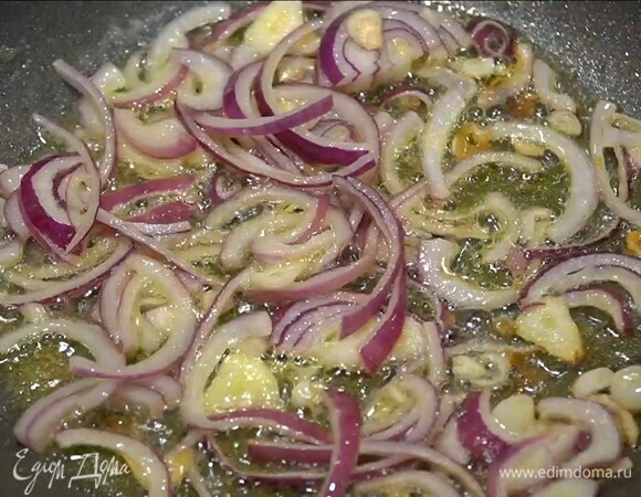 Чеснок почистить, нарезать тонкими пластинками и добавить в сковороду к луку, все обжарить.