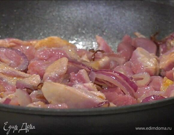 Индейку нарезать небольшими кусочками, посолить и обжарить вместе с луком и чесноком под крышкой.