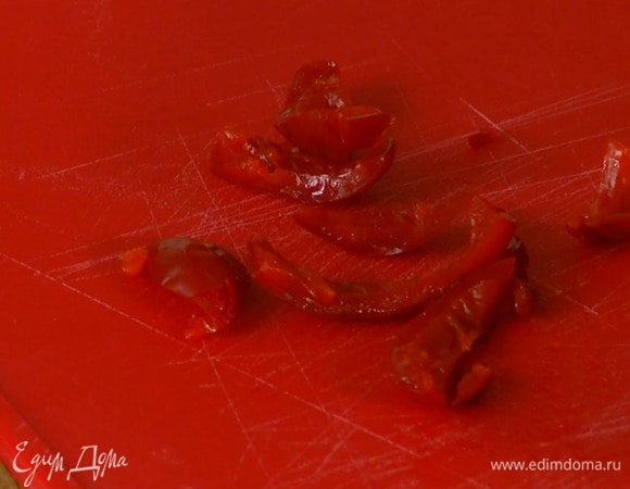 Маринованный перец мелко порубить и выложить к индейке, перемешать, поперчить, затем добавить запеченный перец, накрыть крышкой и прогреть.