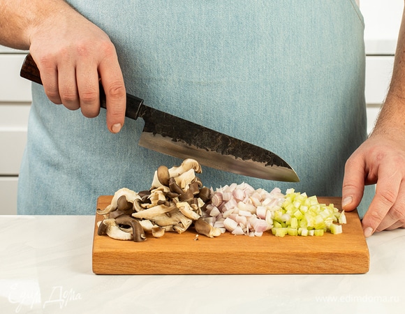 Подготовьте начинку. Лук-шалот и сельдерей нарежьте кубиком. Вешенки промойте, обсушите и на режьте пластинками.