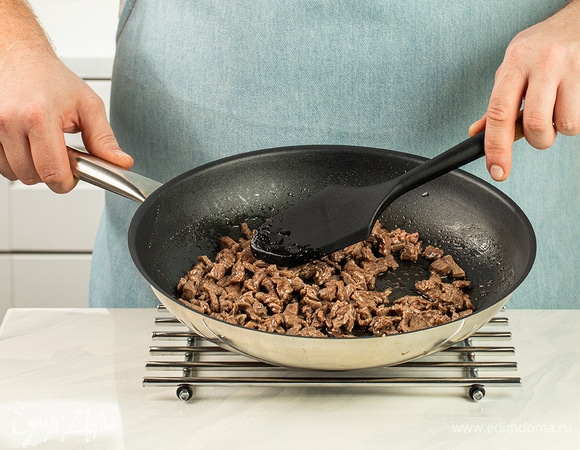 Говядину нарежьте небольшими кусочками и обжарьте со всех сторон на растительном масле. Должна появиться золотистая корочка.